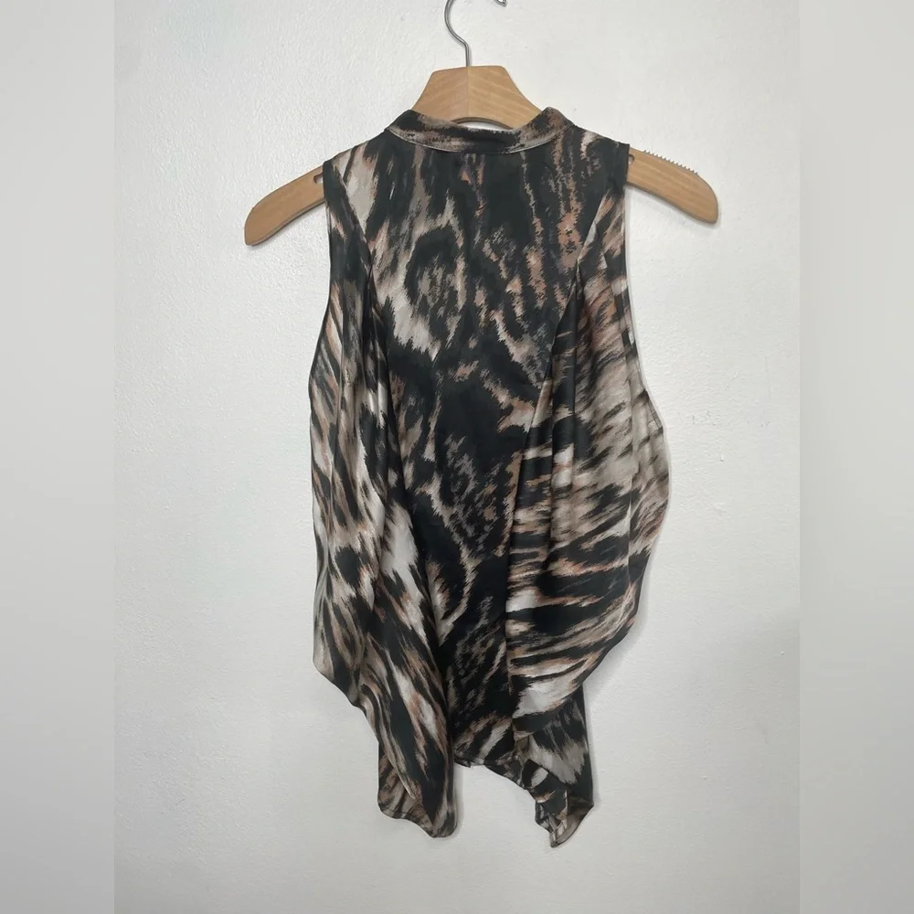 H&M Women’s Print Sleeveless Drape side Button Down Blouse. - Picture 3 of 3